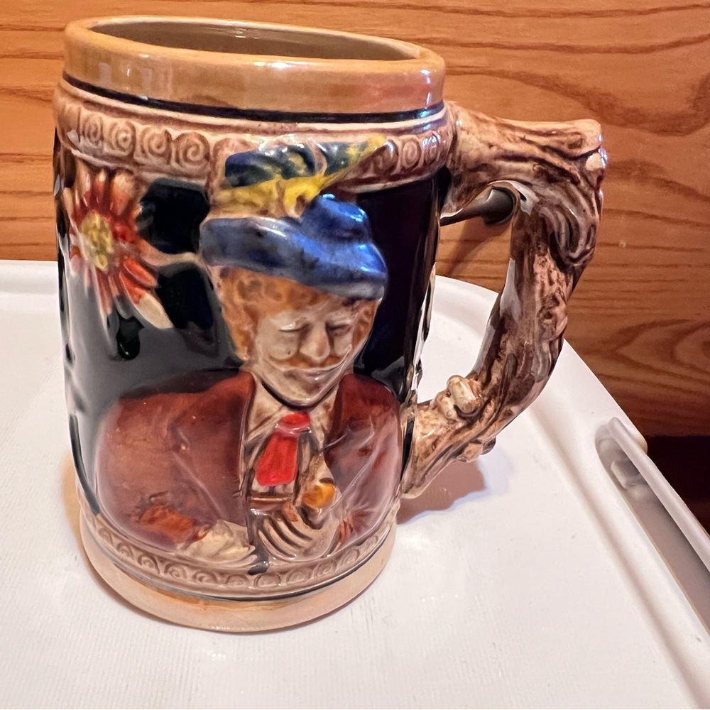 Vintage ceramic beer mugs. Set of four mismatched mugs. - Picture 10 of 16